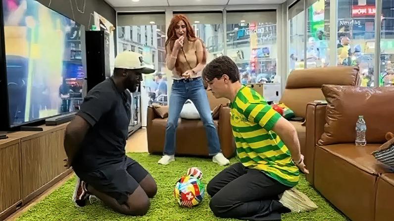 Criadores em cubo de vidro –