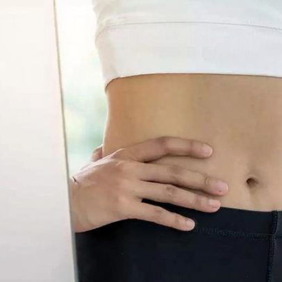 Truque simples após as refeições pode reduzir o inchaço abdominal