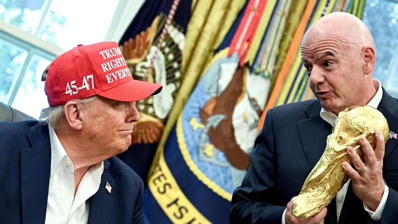 "O troféu da Copa do Mundo é para os vencedores; é por isso que você pode segurá-lo", disse o presidente da Fifa, Gianni Infantino, a Donald Trump. — Foto: CNP/ADM/Capital Pictures/picture alliance via DW