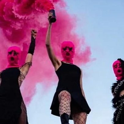 Pussy Riot lança CYKA, álbum de estreia criticado pela EDM contundente
