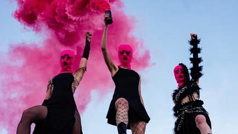 Pussy Riot lança CYKA, álbum de estreia criticado pela EDM contundente