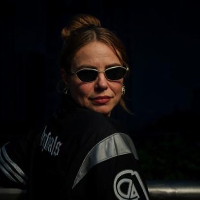 Paolla Oliveira exibe looks de viagem à China com itens de grife
