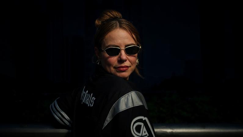 Camisa de tricô do 'Brasil', jaqueta college da Adidas e óculos da Prada de mais de R$ 3,5 mil: um raio-X de Paolla Oliveira em looks estilosos de viagem na China.