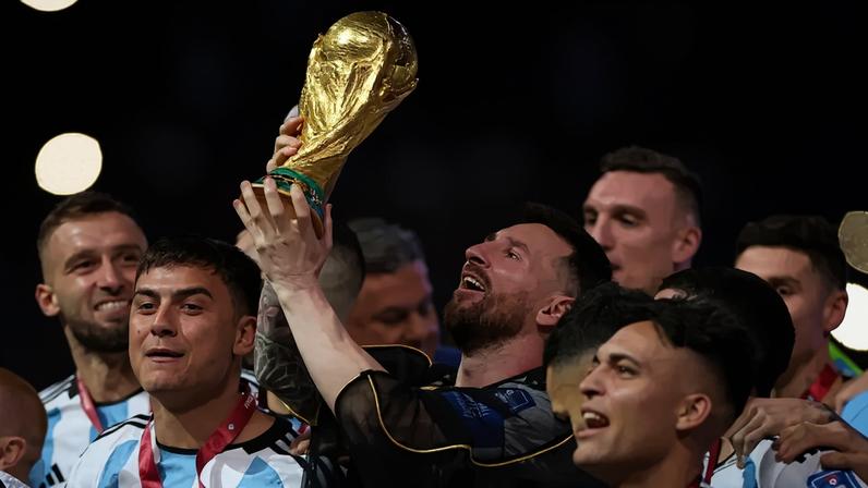 Lionel Messi segura a taça da Copa do Mundo