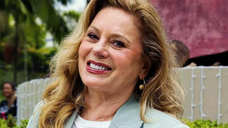 Vera Fischer, aos 74 anos, mora sozinha em um apartamento no bairro do Jardim Botânico, no Rio de Janeiro, e conserva uma relação aparentemente saudável com os filhos, Rafaela Fischer e Gabriel Camargo.