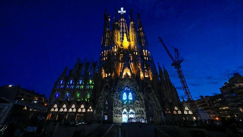 Um coral infantil se apresenta após a bênção da torre de Jesus Cristo da Basílica da Sagrada Família em Barcelona