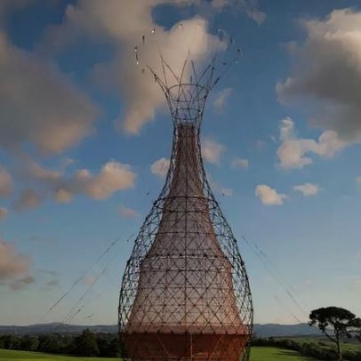 Torre de bambu de arquiteto italiano gera até 100 L/dia de água potável