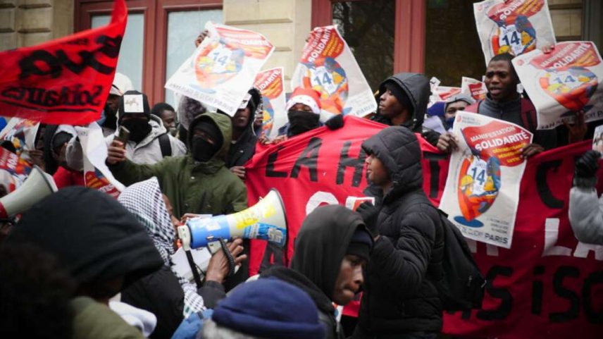 Imagem ilustrativa mostra organizações sindicais e associações à frente de diversas manifestações em defesa das pessoas estrangeiras, com ou sem situação migratória regularizada, em Paris, dezembro de 2024.