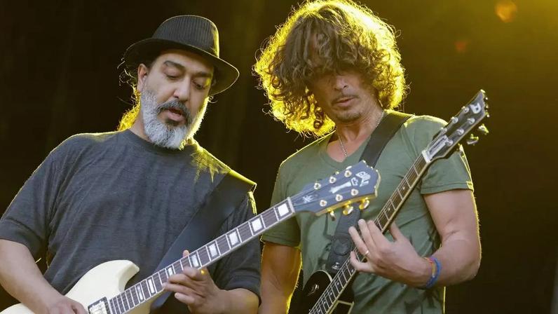 Kim Thayil e Chris Cornell durante show do Soundgarden em 2015