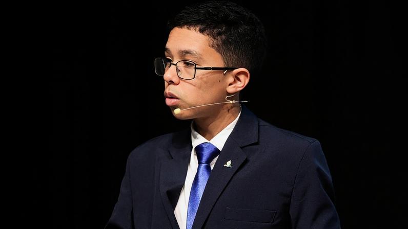Jovem afirma ter sido curado de câncer após desenganos na infância