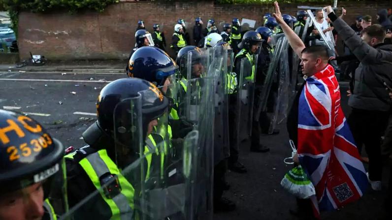Manifestantes enfrentam as forças de segurança durante um protesto organizado após a condenação de Vikrum Digwa pelo assassinato do estudante Henry Nowak, em Southampton, no Reino Unido, em 2 de junho de 2026.