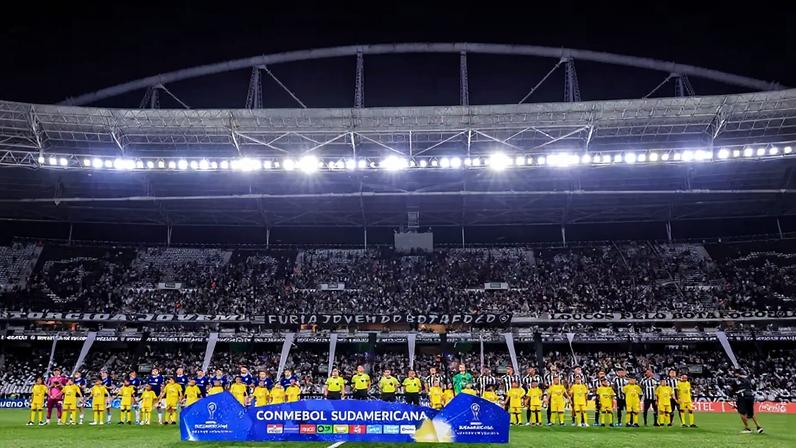 Jogadores de Botafogo e Racing em partida pela Copa Sul-Americana