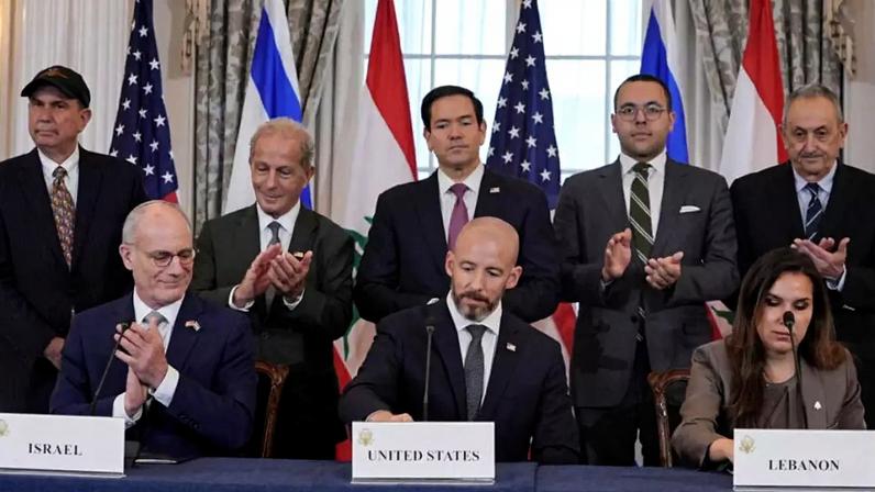 O Secretário de Estado dos EUA, Marco Rubio, e o embaixador de Israel nos EUA, Yechiel Leiter, aplaudem após assinarem um acordo-quadro entre Israel e o Líbano com o conselheiro do Departamento de Estado, Daniel Holler, e a embaixadora do Líbano nos EUA, Nada Hamadeh, no Departamento de Estado em Washington, D.C., EUA, em 26 de junho de 2026.