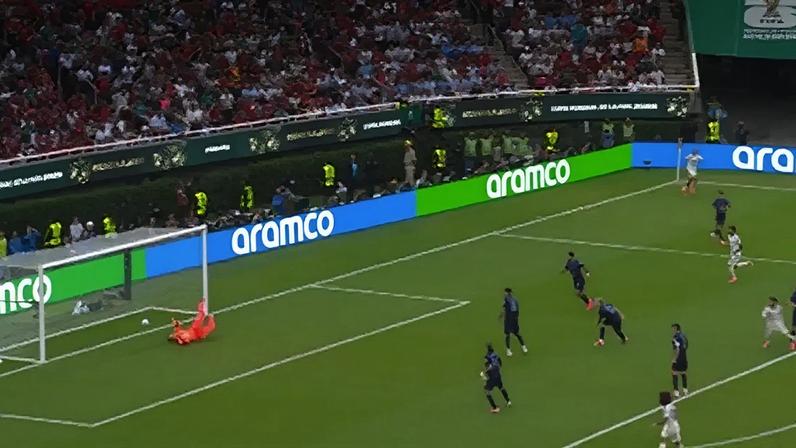 Muslera falhou incrivelmente no gol da Espanha – Reprodução de TV