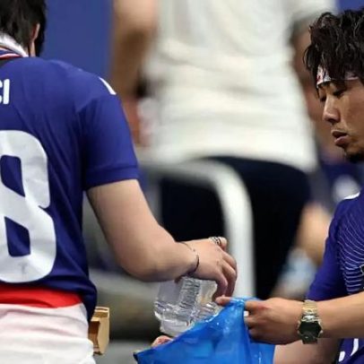 Japão lidera exemplo ao limpar vestiários e arquibancadas após estreia na Copa