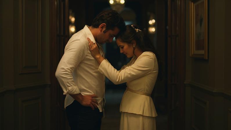 Pedro e Adriana se rendem a um beijo apaixonado na semana de 15 a 20 de junho da novela 'Quem ama cuida'.