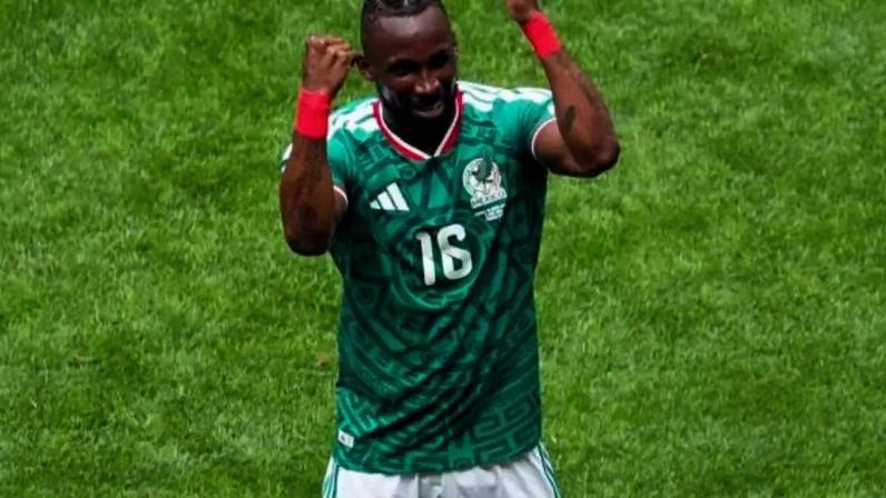 Quiñones celebra gol marcado contra África do Sul –