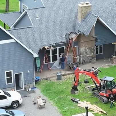 Homem tenta destruir casa com escavadeira após pedido de divórcio
