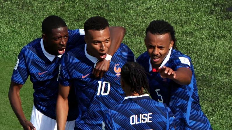 Mbappé destrava jogo duro, passa Pelé e comanda vitória da França sobre Senegal
