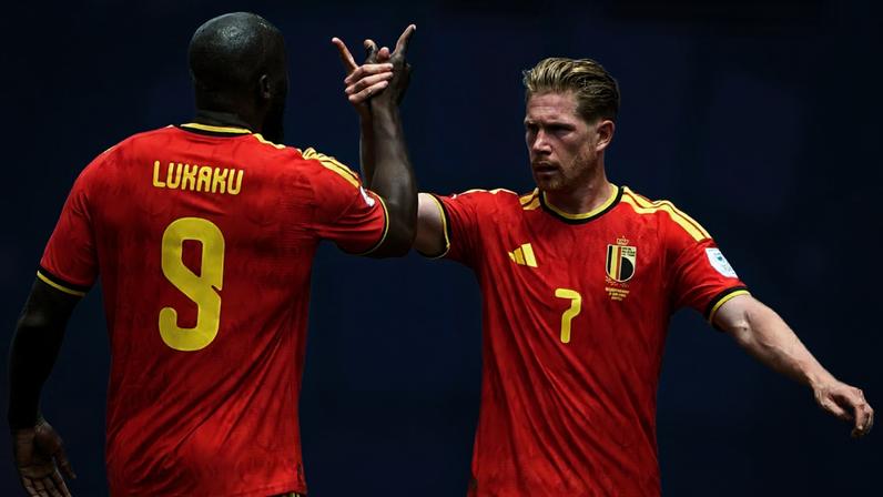 Romelu Lukaku, à esquerda, e Kevin De Bruyne comemoram o primeiro gol da Bélgica contra o Egito em partida do Grupo G da Copa do Mundo, em Seattle, na segunda-feira, 15