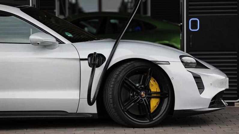 Um Porsche Taycan elétrico: 'Nós, como companhia, faremos o que o cliente demandar, mas a tendência é clara', disse o CEO da empresa no Brasil. (Foto: Alex Kraus/Bloomberg)