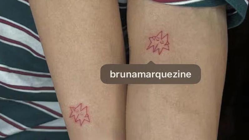 Bruna Marquezine e Sasha Meneghel celebram amizade com tatuagens idênticas