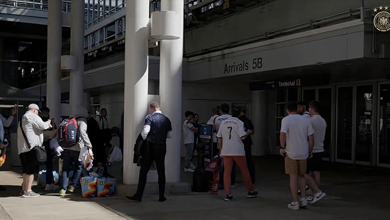 Confira os bastidores da chegada da Alemanha ao hotel da delegação em Chicago.