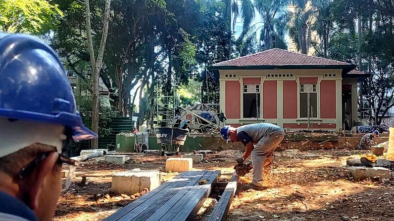 Construção de restaurante avança dentro do Parque Trianon, no coração da Avenida Paulista; inauguração está prevista para agosto.