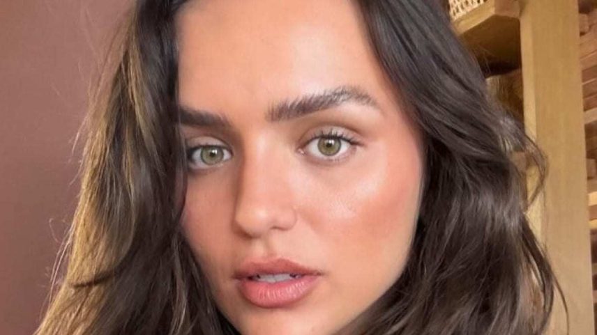 No Ceará, Rafa Kalimann posa com a filha