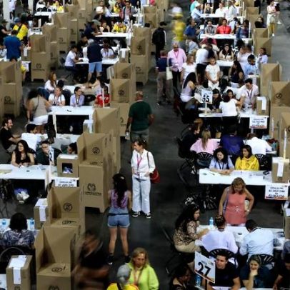 Votação na Colômbia termina; apuração começa em eleição polarizada