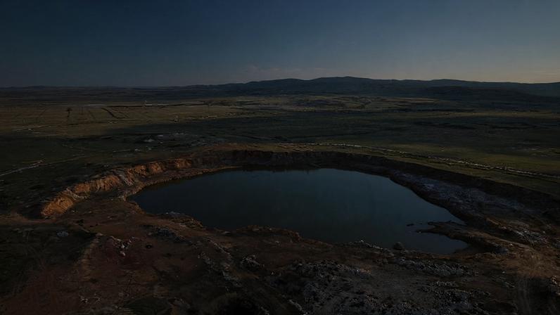 Vista aérea da parte exterior da vila de Unrek, Cazaquistão, em 24 de abril de 2026. A União Soviética cavou buracos durante a Guerra Fria para prospectar tungstênio; uma empresa americana planeja iniciar escavações na área rural novamente