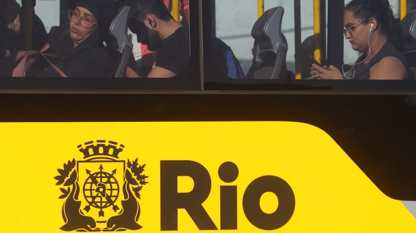 Usuários relataram demora e dificuldades para pegar o transporte; rodoviários reivindicam reajuste salarial, aumento do vale-alimentação e escala 5x2