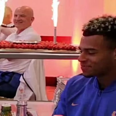 Désiré Doué ganha surpresa de aniversário na concentração da França