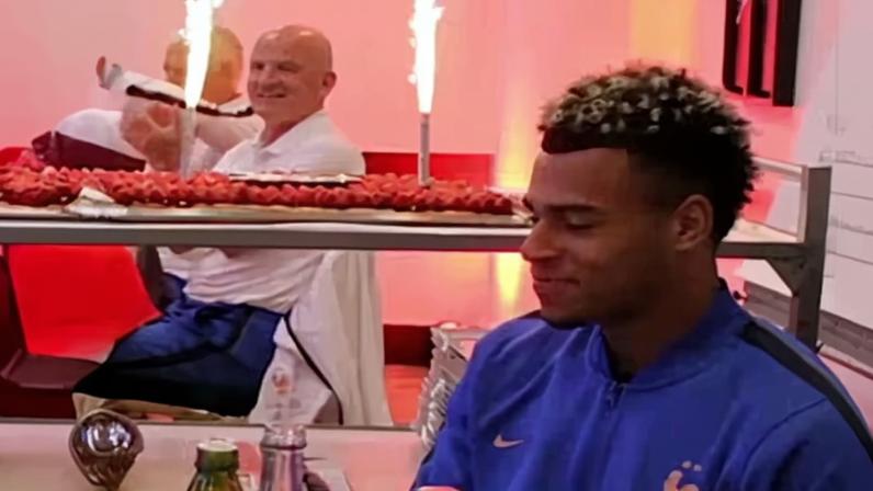 Désiré Doué ganha surpresa de aniversário na concentração da França
