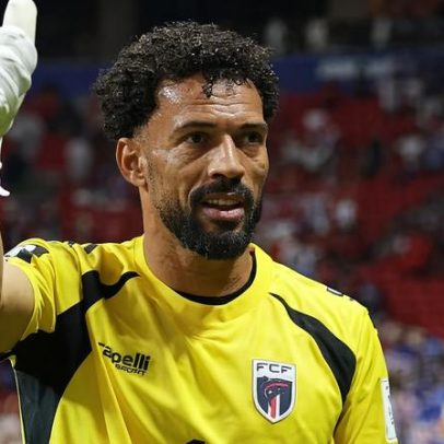 Mãe de Vozinha viaja para acompanhar goleiro na Copa após drama com visto