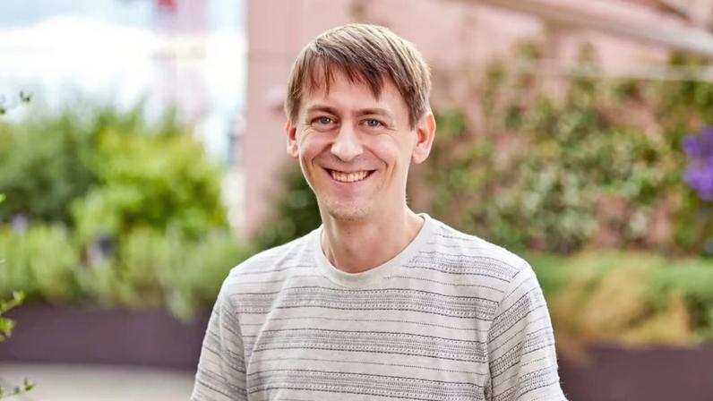 John Jumper, co-criador do AlphaFold, deixa o Google DeepMind para a Anthropic. Ações da Alphabet (GOOGL) caem em NY. Foto: Divulgação/Google DeepMind