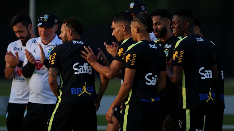 Neymar ao lado dos jogadores no treino desta quarta-feira (17)
