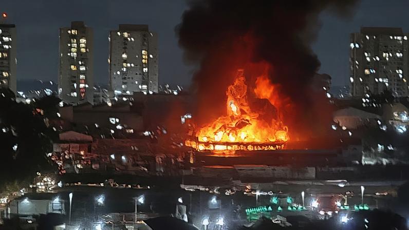 Incêndio de grandes proporções em galpão de Guarulhos mobiliza 38 bombeiros e dura mais de 10 horas