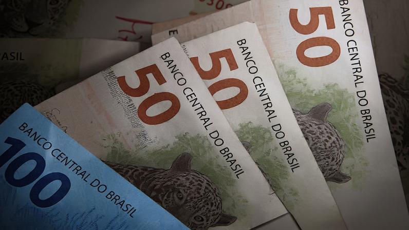 Cédulas de real brasileiro, com notas de 50 e 100 reais sobrepostas