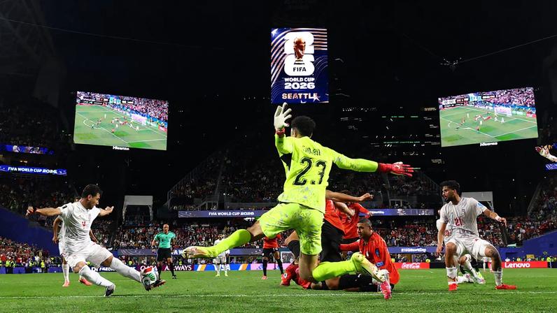 VAR anula gol de Shoja do Irã contra o Egito nos acréscimos.