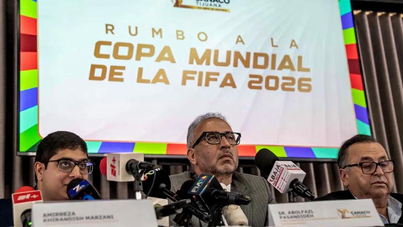 Embaixador do Irão no México, Abolfazl Pasandideh (centro), afirmou que jogadores terão de entrar e sair dos EUA no mesmo dia em jogos da Copa.