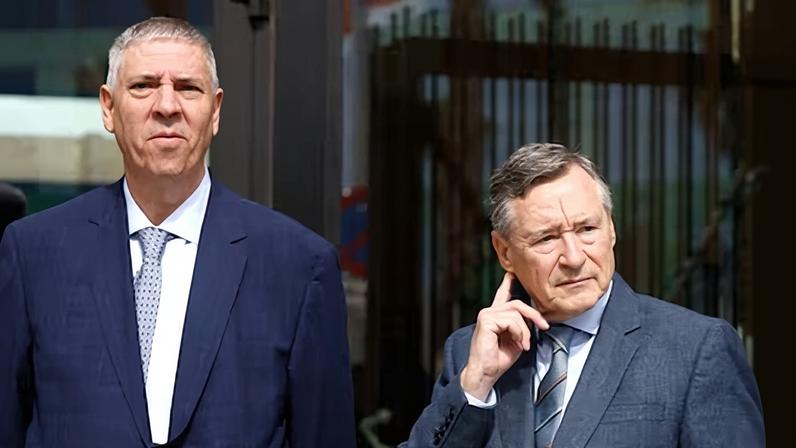 El presidente de Indra, Ángel Simón (d), y el exconsejero delegado, José Vicente de los Mozos (i).