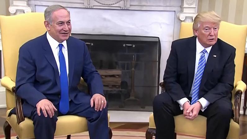 Netanyahu, à esquerda, e Trump, à direita, sentados em sala na Casa Branca