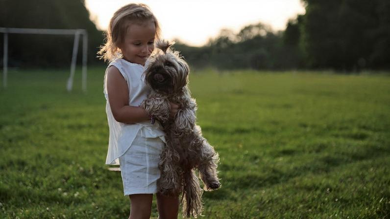 criança e cachorro