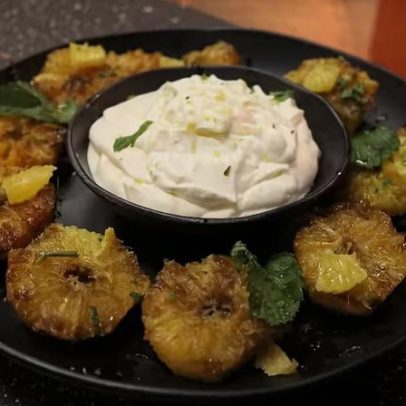 Receita de laranja assada na brasa com creme de iogurte de búfala