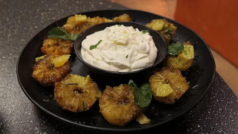 Laranja assada na brasa com creme de iogurte de búfala — Foto: GNT/Adalberto de Melo Pygmeu