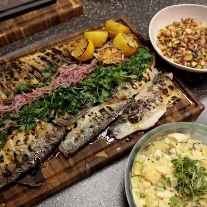 Anchova grelhada na brasa ganha destaque no cardápio