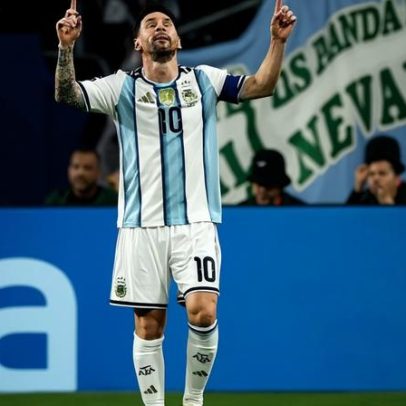 Messi faz hat-trick na estreia da Copa e celebra noite histórica