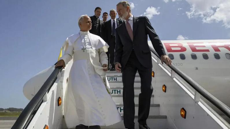Rei Felipe VI convidou religioso a desembarcar e aguardar em uma sala VIP