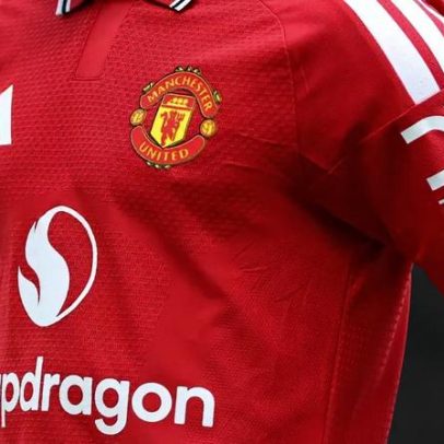 Manchester United inicia reformulação e confirma saída de jogador brasileiro